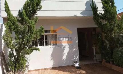 Casa à venda na cidade de  com 3 quartos, 1 suíte, 2 salas, 2 banheiros, 2 vagas de garagem e 130m² de área.