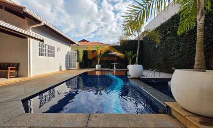Aluguel de Casa Impecável na Vila Santa Catarina, Americana-SP: 3 Quartos, 3 Suites, 3 Salas, 5 Banheiros, 5 Vagas, 330m²!