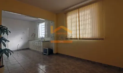 Casa para locação no Centro de Americana-SP: 3 quartos, sala, banheiro, garagem e 120m² de área. Venha conferir!