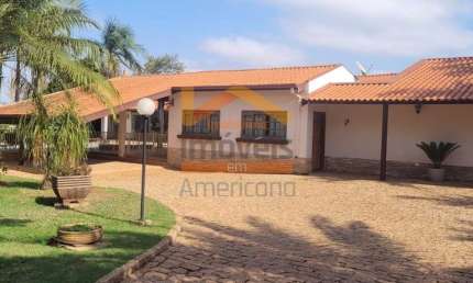 Imponente residência em condomínio de alto padrão em Santa Bárbara D'oeste-SP, Jardim Paulista: 3 quartos, 1 suíte, 2 salas, 4 banheiros, 6 vagas de garagem, 400m².