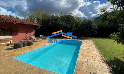 Chác Vale do Rio Cotia - TÉRREA, 3 suítes, lote plano, piscina e gourmet!