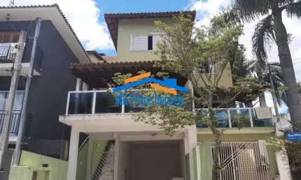 Sobrado em Condomínio com 170m², 3 Dormitórios e 4 Vagas - Cotia.