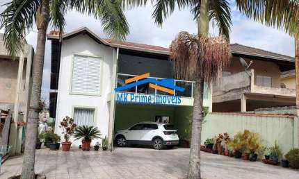 Linda Casa com 405m², 3 Dormitórios em Condomínio fechado - Jandira.