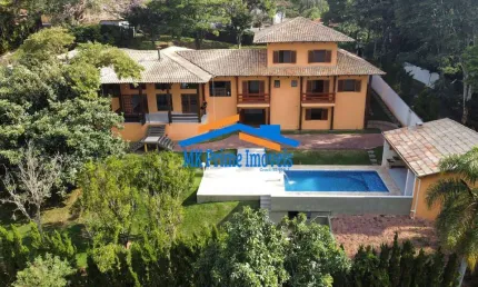 Casa Cinematográfica com 4 Suítes e Sala de Cinema - Granja Viana.