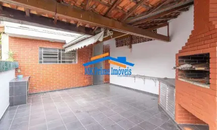 Sobrado com 3 Dormitórios com Armários sendo um Suíte e 2 Vagas de Garagem.