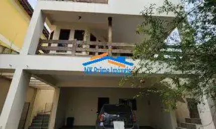 Sobrado 300m², 04 Dormitórios, 06 Vagas na Garagem.