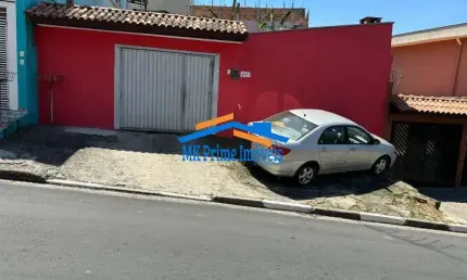 Casa Térrea de 250m² com 3 Dormitórios, Edícula e Garagem para 5 Carros.