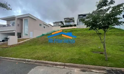Terreno em condomínio sendo 490m² com projeto aprovado no gênesis ii.