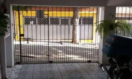 Ótima Casa Térrea com 2 Dormitórios e 2 Vagas de Garagem.
