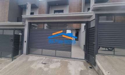 Sobrados Novos sendo 2 Suítes, 3 Vagas no Jd das Flores.
