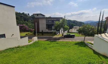 Terreno em aclive 364m² no condomínio Valville 2 - Santana de Parnaíba.