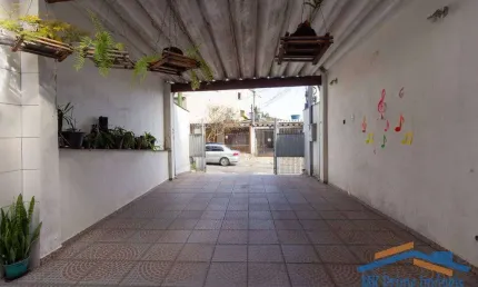 Ótimo imóvel com 2 casas 1° com 2 dormitórios e 5 vagas de garagem.