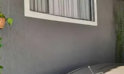 Sobrado com 3 dormitórios, suíte e área para churrasqueira.
