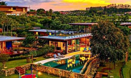 Casa inspirada em Bali com vista p/ lago, campo de Golfe, Fazenda Boa Vista