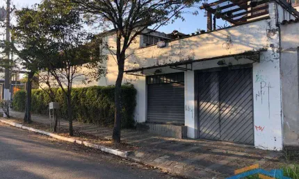 Ampla Casa com Apartamento Independente, Subsolo e Lazer Completo.