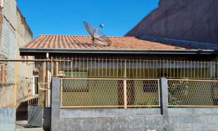 Casa Térrea com 2 Dormitórios, Sala, Cozinha e 4 Vagas de Garagem.