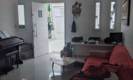 Sobrado Semi-Novo com 2 dormitórios sendo 1 suíte e 2 vagas de garagem.