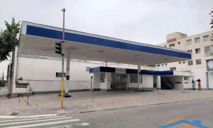Terreno com potencial para posto de gasolina, farmácias e lojas.