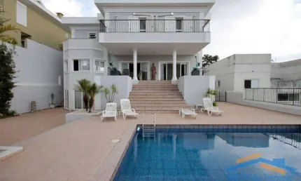 Linda casa em alphaville charmosa e com espaços generosos!