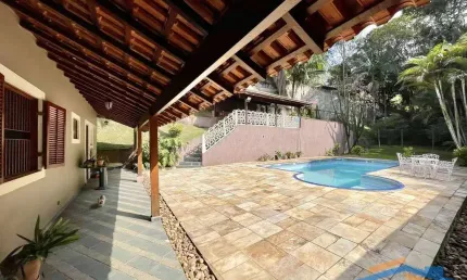 Cond Chácara dos Lagos - Térrea 3 suítes, anexo gourmet, piscina e pomar!