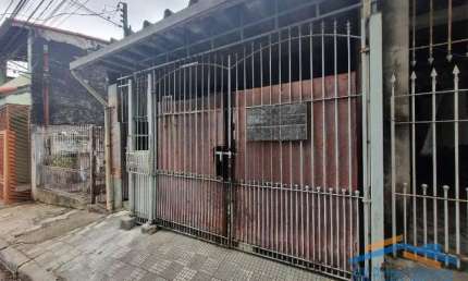 Ótima Casa Térrea com 2 Dormitórios e 1 Vaga de Garagem.