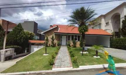 Linda Casa no Condomínio Melville com 4 dormitórios e 2 suítes.