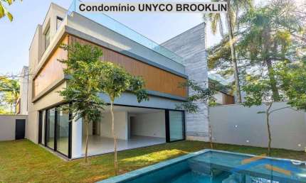 Linda casa com piscina no Condomínio UNYCO BROOKLIN - São Paulo.