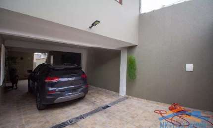 Excelente Sobrado com 4 Dormitórios sendo 1 Suíte e 3 Vagas de Garagem.