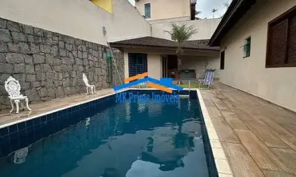 Casa à Venda, 353 m² com 4 Quartos e Piscina - Parque dos Príncipes