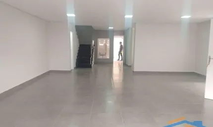 Sobrado à Venda, 360 m² com 4 Quartos e 7 banheiros  - V. Yolanda