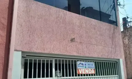 Excelente Sobrado com 4 Dormitórios e 2 Vagas de Garagem.