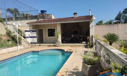 Linda Casa com 3 Dormitórios em Condomínio Fechado em Ibiúna.