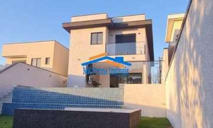 Linda Casa Nova com 3 Suítes, Piscina, no Condomínio New Ville!