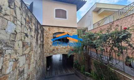 Casa com 3 dormitórios, sala espaçosa, 5 banheiros - Ayrosa