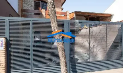 Sobrado com 200m², 5 quartos e 2 vagas - Jardim Dábril