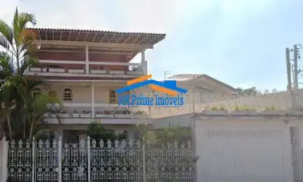 Excelente Sobrado com 4 Dormitórios sendo 3 Suítes e 3 Vagas de Garagem.