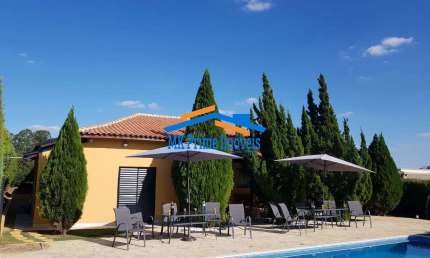 Chácara com 3 Dormitórios, Piscina e 10 Vagas - Condomínio Fechado.