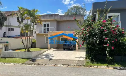Linda Casa à Venda no Condomínio Vila Verde – 3 Suítes, 360m² de Terreno.