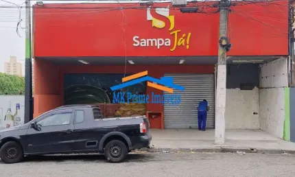 Prédio comercial de 500m² com subsolos, elevador de carga e estacionamento.