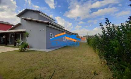 Casa de Alto Padrão com 4 Suítes, Lazer Completo e Segurança 24h.