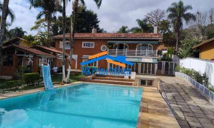 Luxuosa Casa c/ 3 Suítes, Área Gourmet, Piscina Semi-Olímpica e Muito Mais.