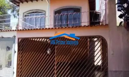 Casa com 3 quartos sendo 1 suíte e 3 vagas de garagem.