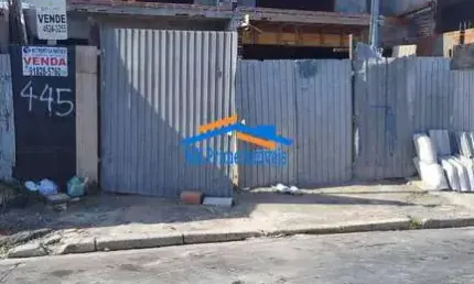 Sobrado espaçoso com 3 suítes, churrasqueira e garagem para 4 carros.