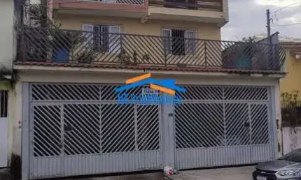 Conjunto de 4 casas independentes com 2 a 3 dormitórios e garagem.