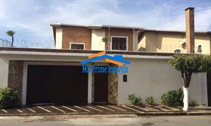 Excelente Sobrado com 4 Dormitórios sendo 1 suíte e 5 Vagas de Garagem.