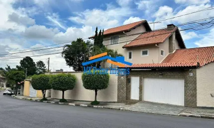 Casa com 5 quartos sendo 2 suítes e 6 vagas de garagem.