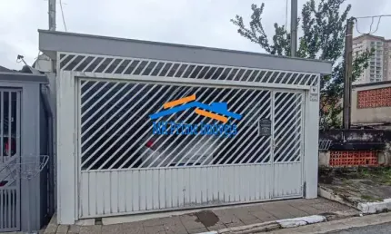 Casa com 3 quartos sendo 1 suíte e 2 vagas de garagem.