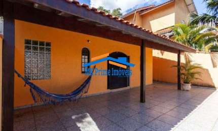 Excelente casa com 3 dormitórios sendo 1 suíte e 3 vagas de garagem.