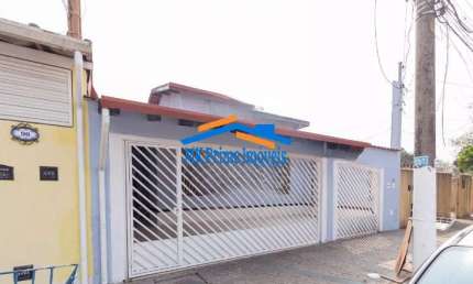 Excelente casa Térrea com 3 Dormitórios sendo 1 Suíte e 4 Vagas de Garagem.