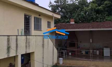 Casa Térrea com 3 Dorm. sendo 1 Suíte - 5 Vagas - Quintal Amplo